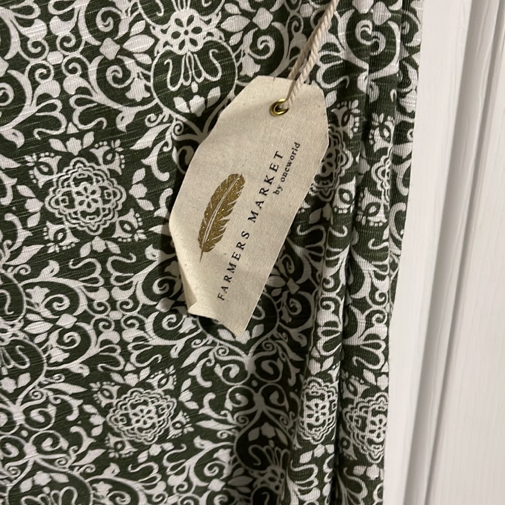 NWT Boutique Purchased cap sleeve olive & cream top - Picture 2 of 3